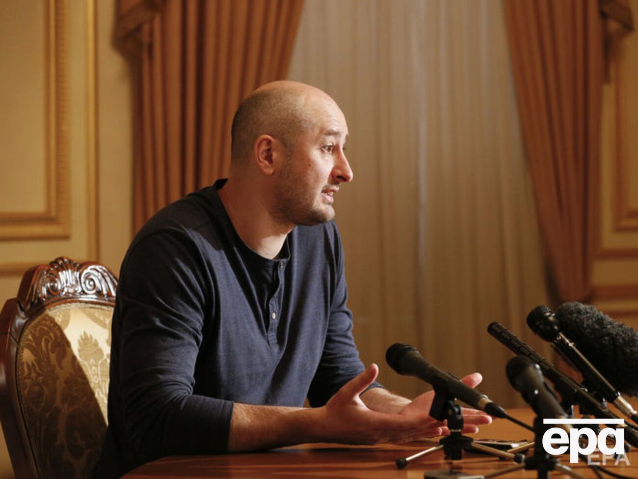 Бабченко:&nbsp;А ты приходишь такой из морга, от тебя за километр прет кровью и вонью разделочной...