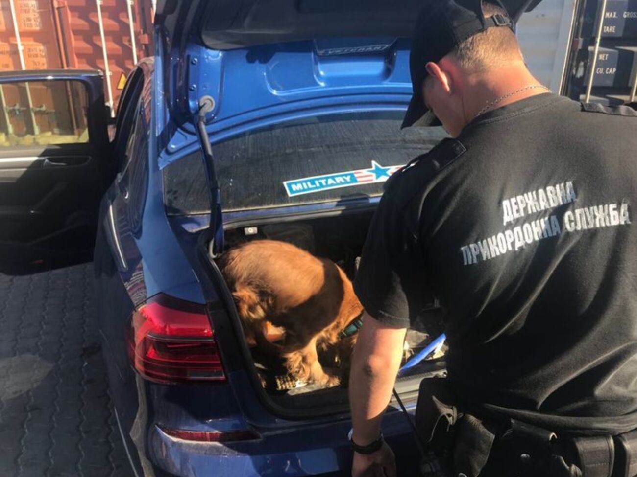 На подозрительный автомобиль среагировала служебная собака
