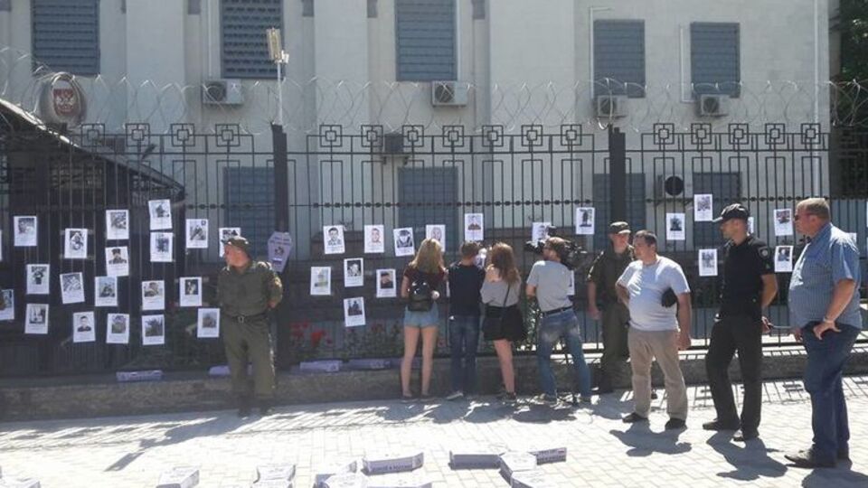 Активісти кріпили на огорожі фотографії учасників ПВК "Вагнер"