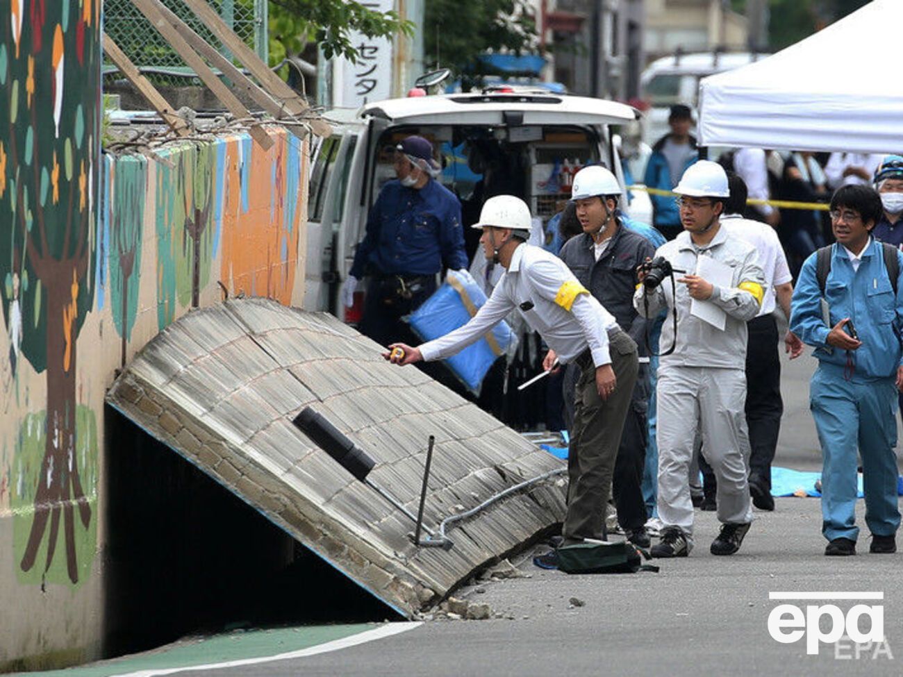 Землетрясение повредило сотни жилых домов