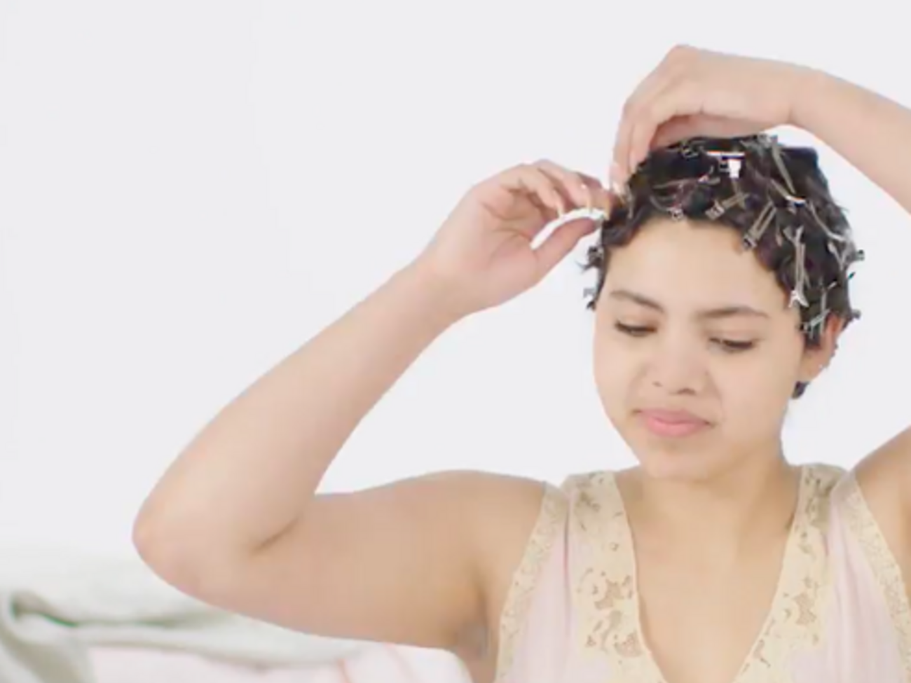 Модели показали этапы вечернего ухода за кожей и волосами