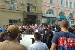 Руденко бросили в мусорный бак