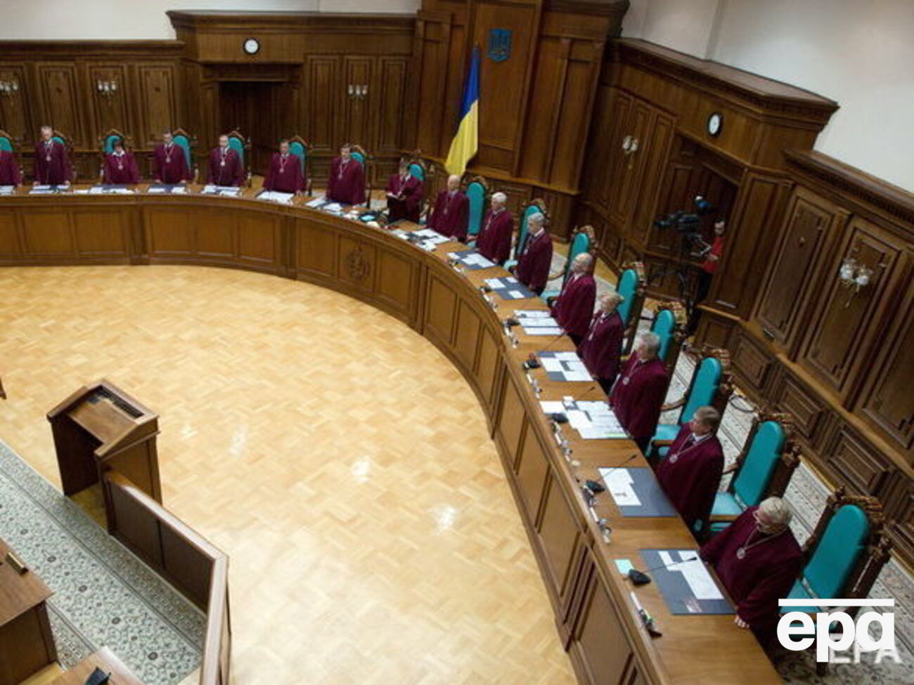 Решение Конституционного Суда Украины является обязательным, окончательным и обжалованию не подлежит