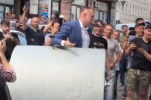 Руденко бросили в мусорный бак