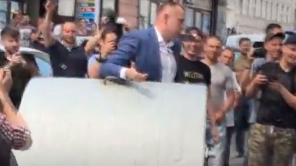 Руденко бросили в мусорный бак