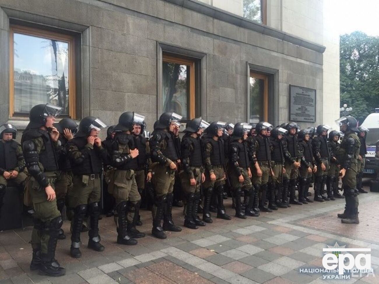 За даними поліції, біля парламенту постраждало восьмеро співробітників