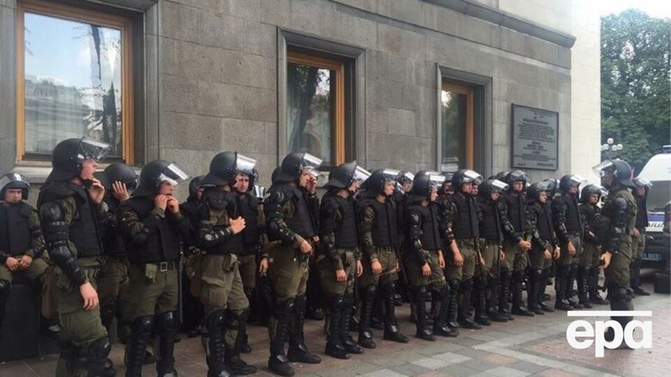 За даними поліції, біля парламенту постраждало восьмеро співробітників