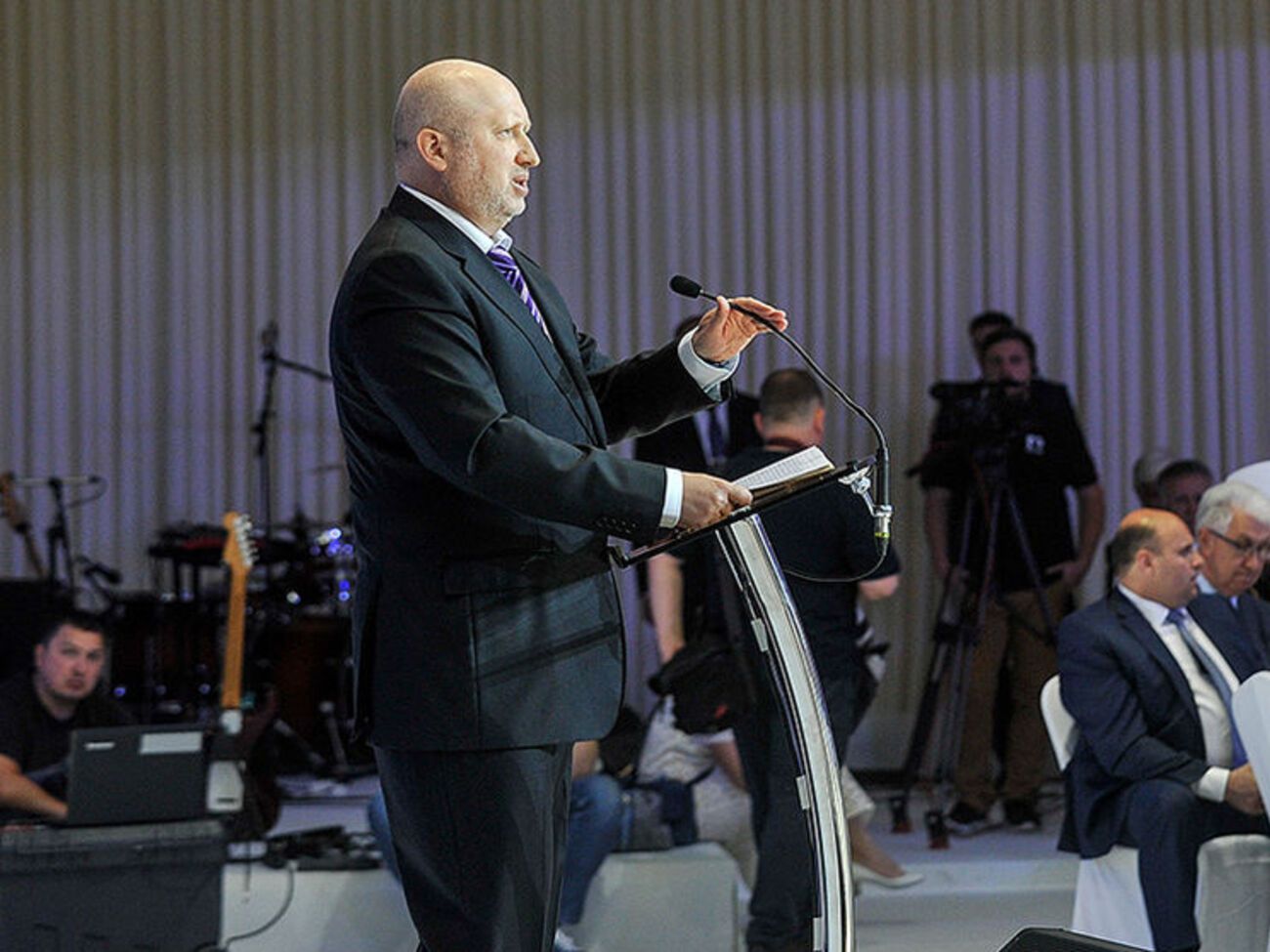 Турчинов: Вибори перетворюються мало не в збройне протистояння