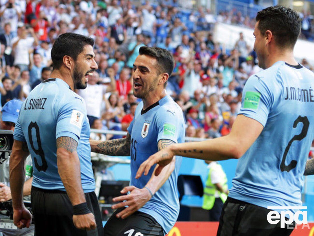 Мяч забил Суарес (крайний слева)