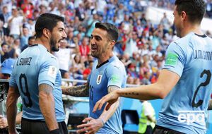 Мяч забил Суарес (крайний слева)