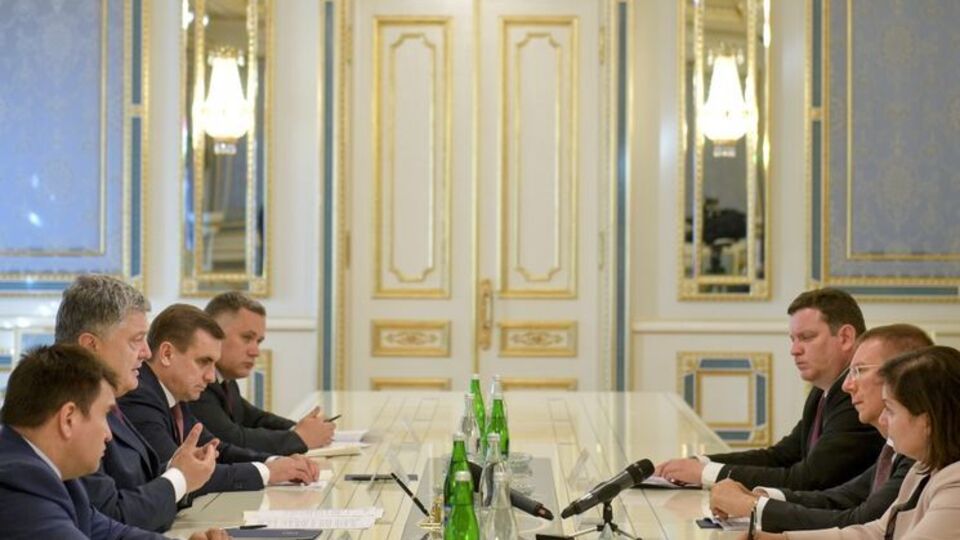 Порошенко зустрівся із Рінкевичсом