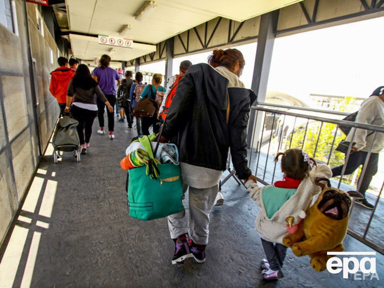 Американские органы опеки разделили уже сотни семей мигрантов