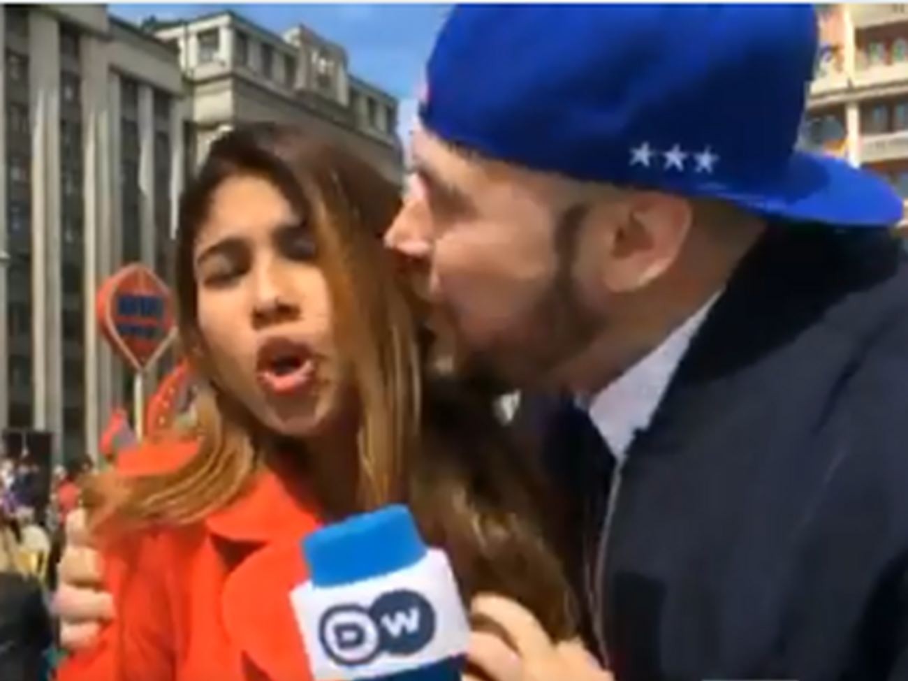 Чоловік поцілував журналістку у прямому ефірі