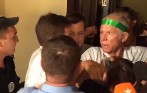 Активисты выломали дверь и пробрались в зал заседаний