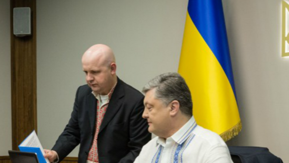 Першим помічником Порошенка Онищенко (ліворуч) став у 2014 році