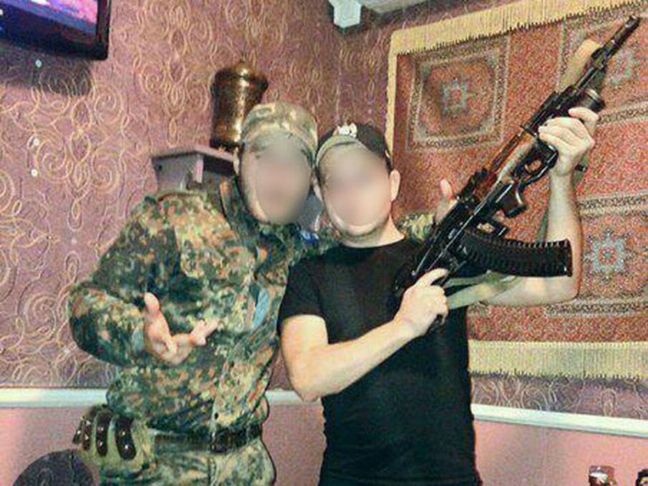 В первый же день службы из-за небрежности одного из боевиков мужчина получил ранение и попал в больницу