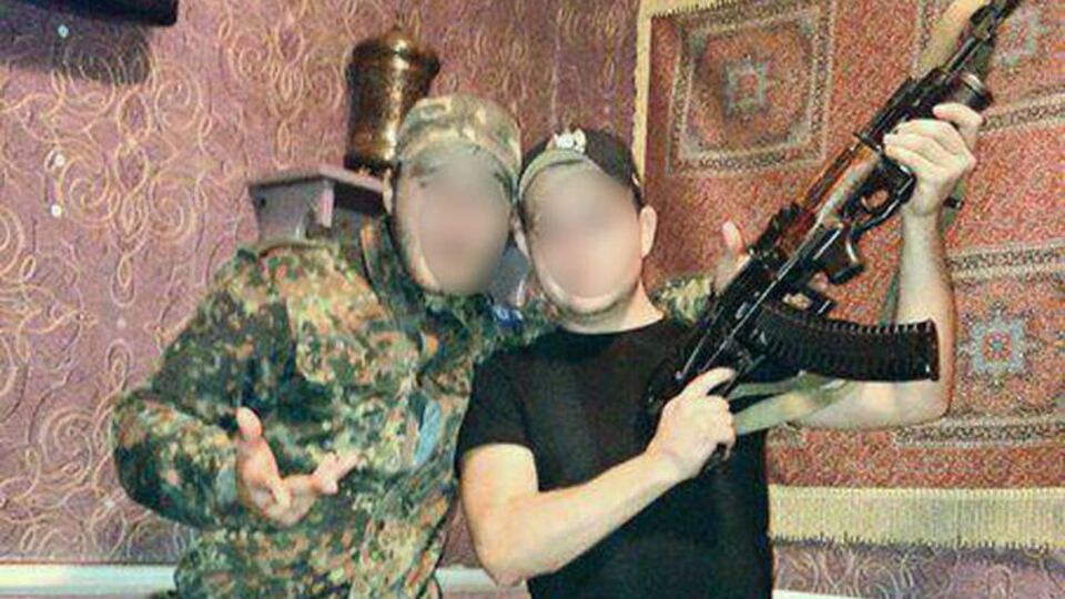 В первый же день службы из-за небрежности одного из боевиков мужчина получил ранение и попал в больницу