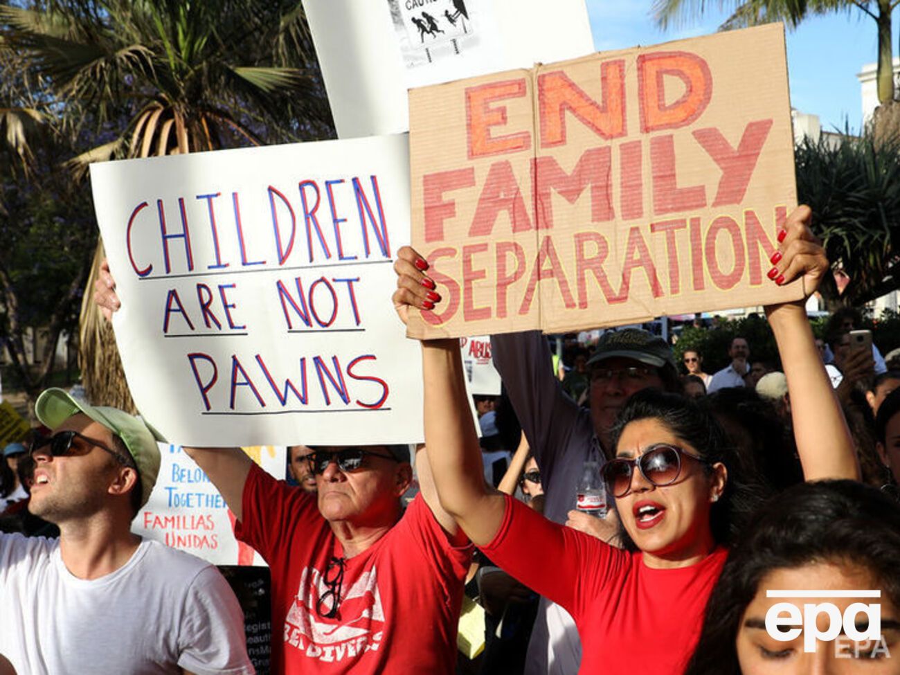 Дітей мігрантів хочуть розмістити на військових об'єктах