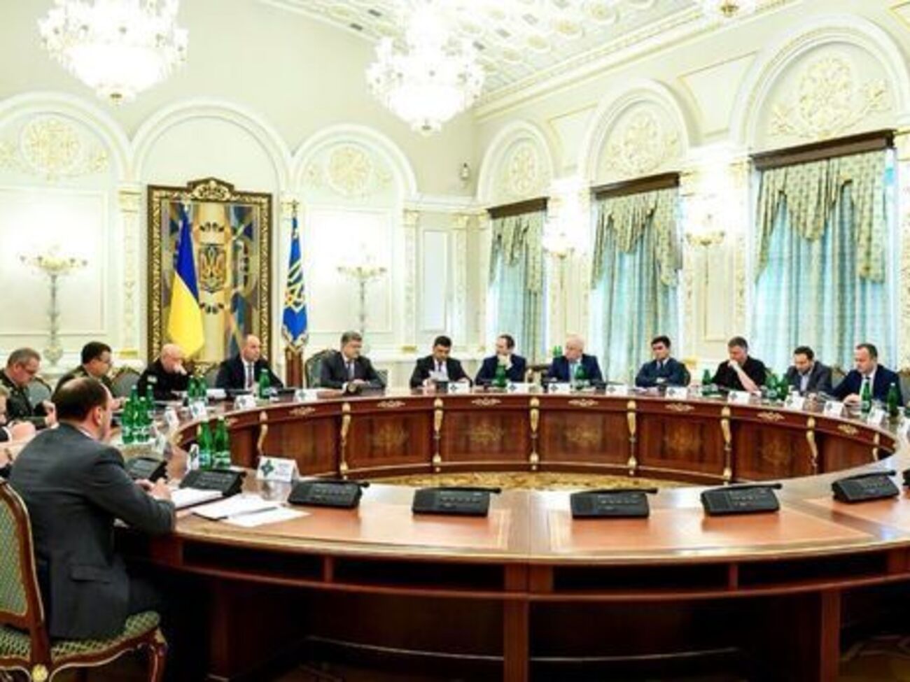 21 червня Порошенко ввів у дію рішення РНБО