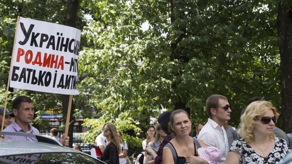 Противники ЛГБТ-спільноти виступили за "традиційні сімейні цінності"