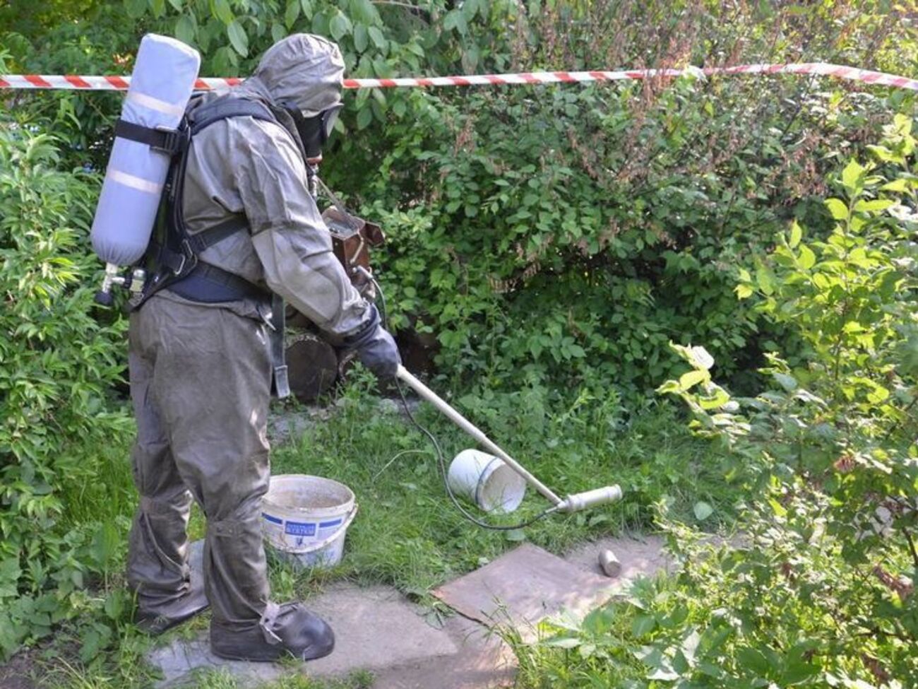 Контейнер с радиоактивным веществом спрятали в тайнике на глубине более двух метров