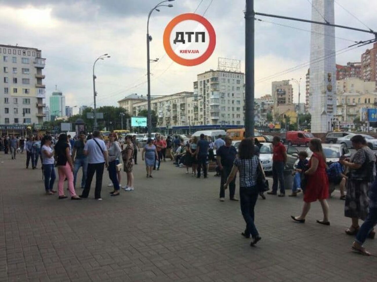 Зі столичного ТРЦ евакуюють людей