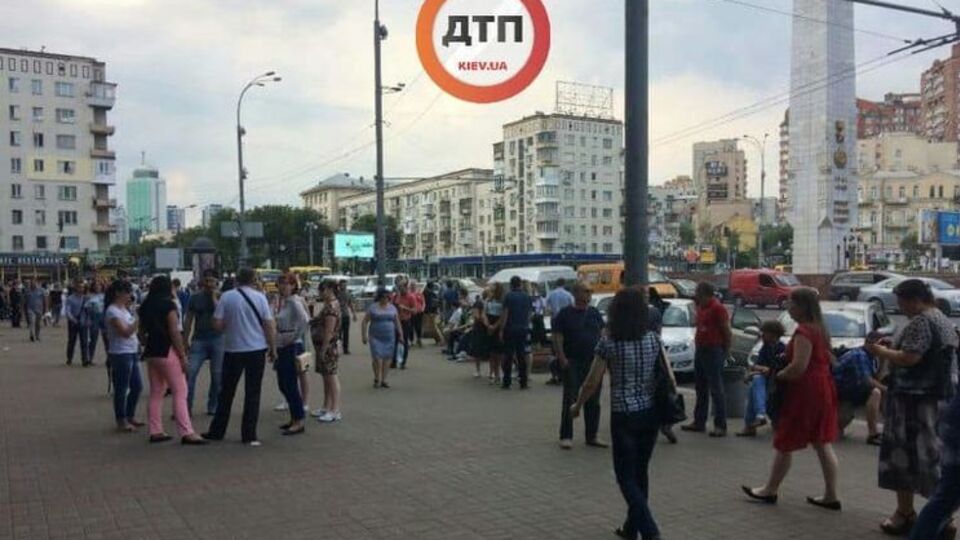 Зі столичного ТРЦ евакуюють людей