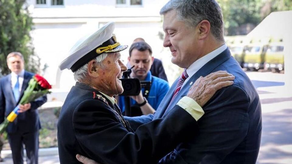 По словам Порошенко, ветеран Залужный отметил свой 100-летний юбилей месяц назад