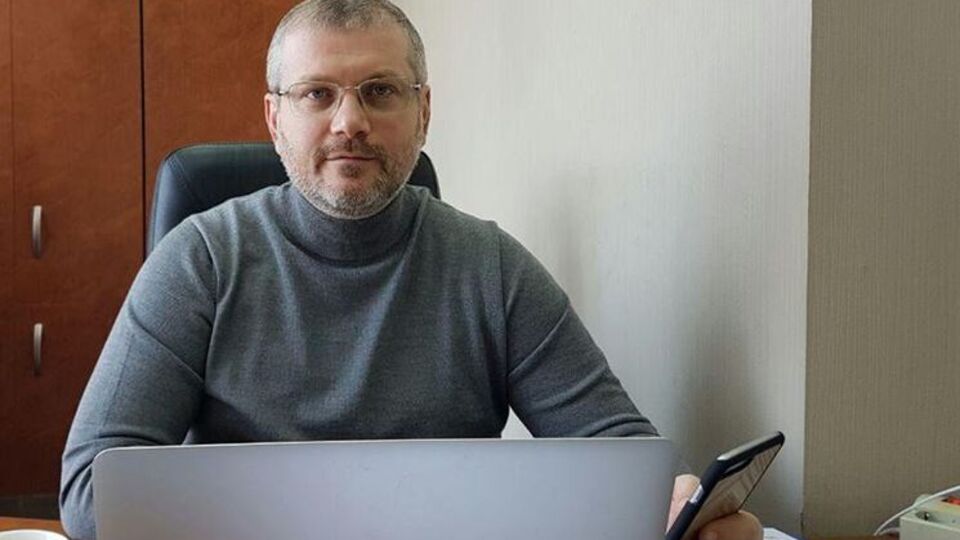 За даними НАБУ, Вілкул жив у колишньої тещі під Києвом, хоча й орендував у цей час номер у столичному готелі