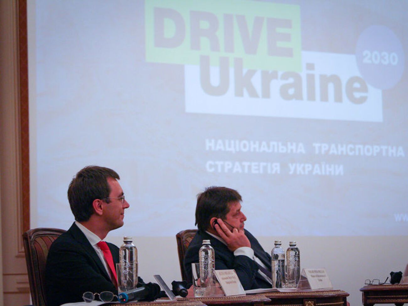 Омелян (слева) представил национальную транспортную стратегию до 2030 года