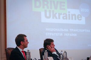 Омелян (слева) представил национальную транспортную стратегию до 2030 года
