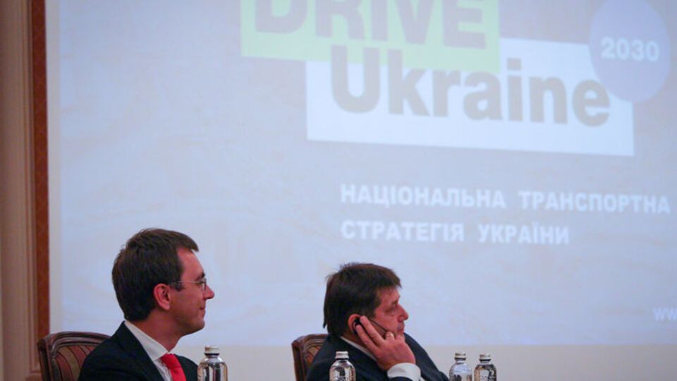 Омелян (ліворуч) презентував національну транспортну стратегію до 2030 року