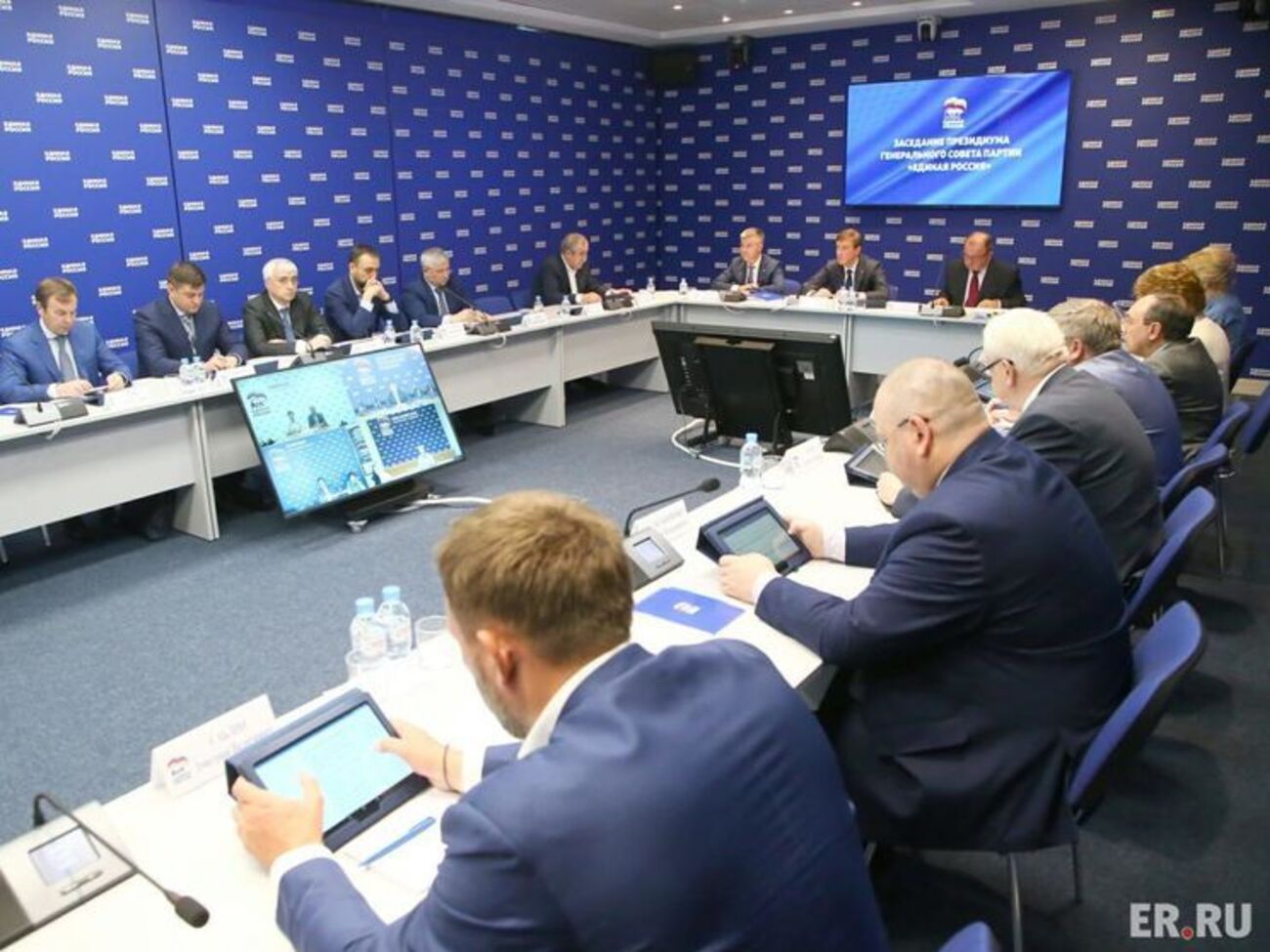 На закрытом совещании "Единой России" депутатам поручили поддерживать пенсионную реформу