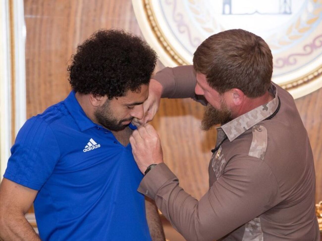 Кадыров вручил Салаху нагрудный значок