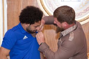 Кадыров вручил Салаху нагрудный значок