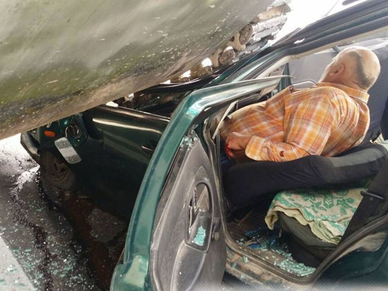 Водієві легкового авто вдалося вижити після зіткнення з БМП