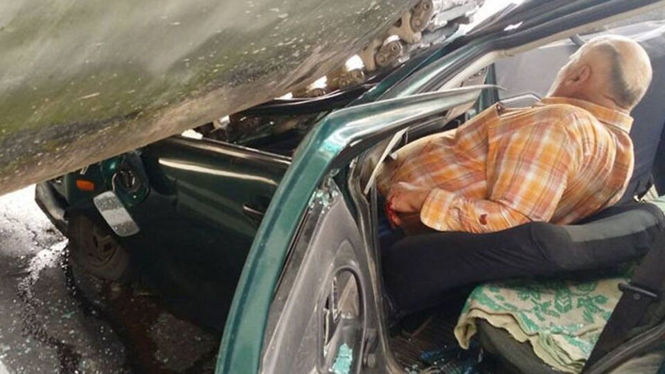 Водієві легкового авто вдалося вижити після зіткнення з БМП