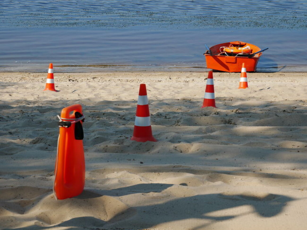 На всіх київських пляжах вивісили жовтий прапор, він означає: "Купатися не рекомендовано"