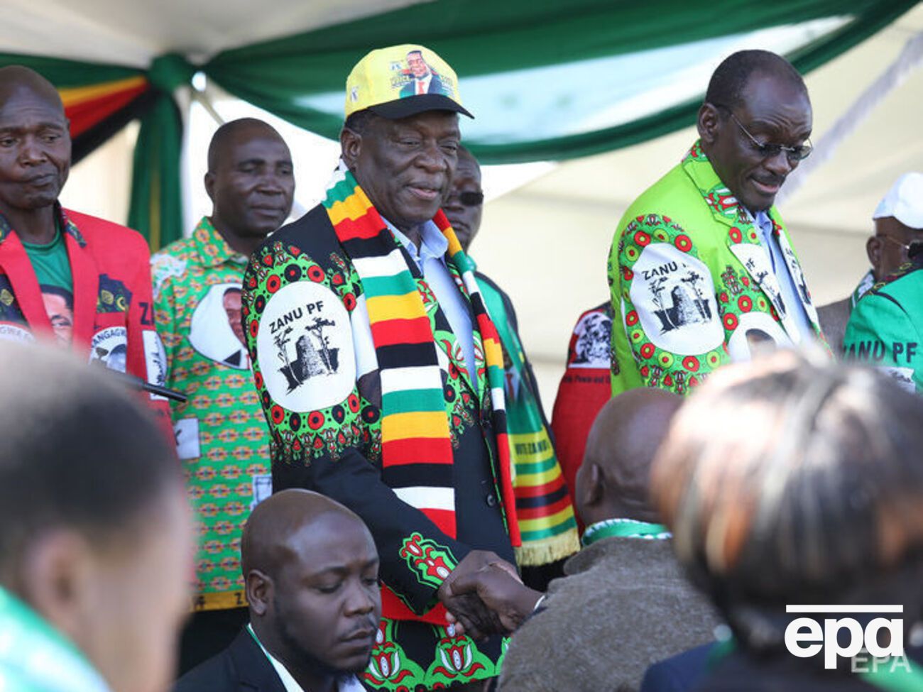 Мнангагва (у центрі) бере участь у президентських виборах