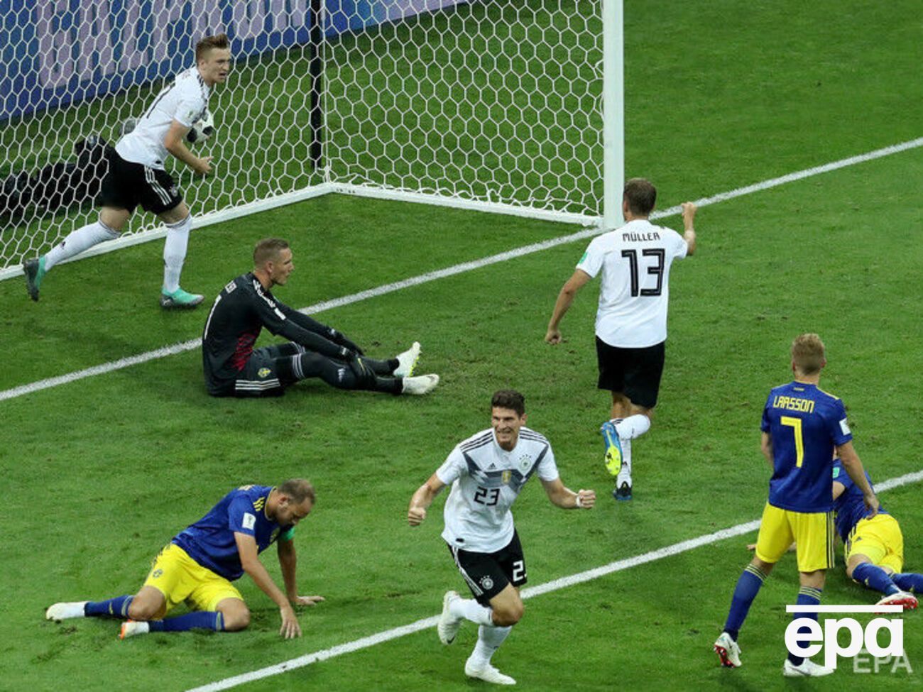 Німцям (у білих футболках) довелося відіграватися