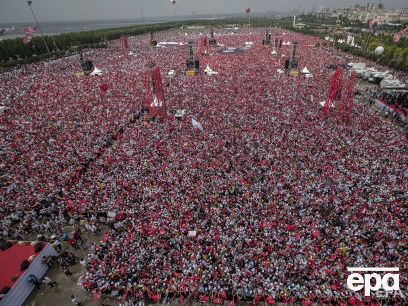 В Стамбуле миллионы людей вышли на митинг в поддержку оппозиционного кандидата в президенты. Фоторепортаж