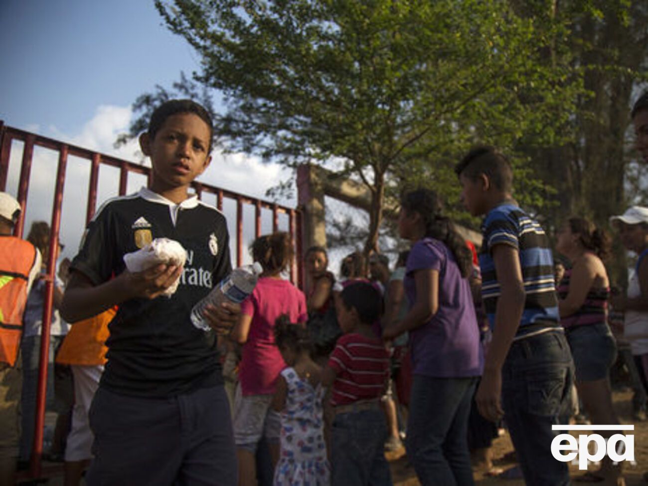 Згідно з політикою "нульової терпимості", затриманих нелегалів у США передають у федеральні суди, а їхніх дітей переводять під опіку або повертають на батьківщину