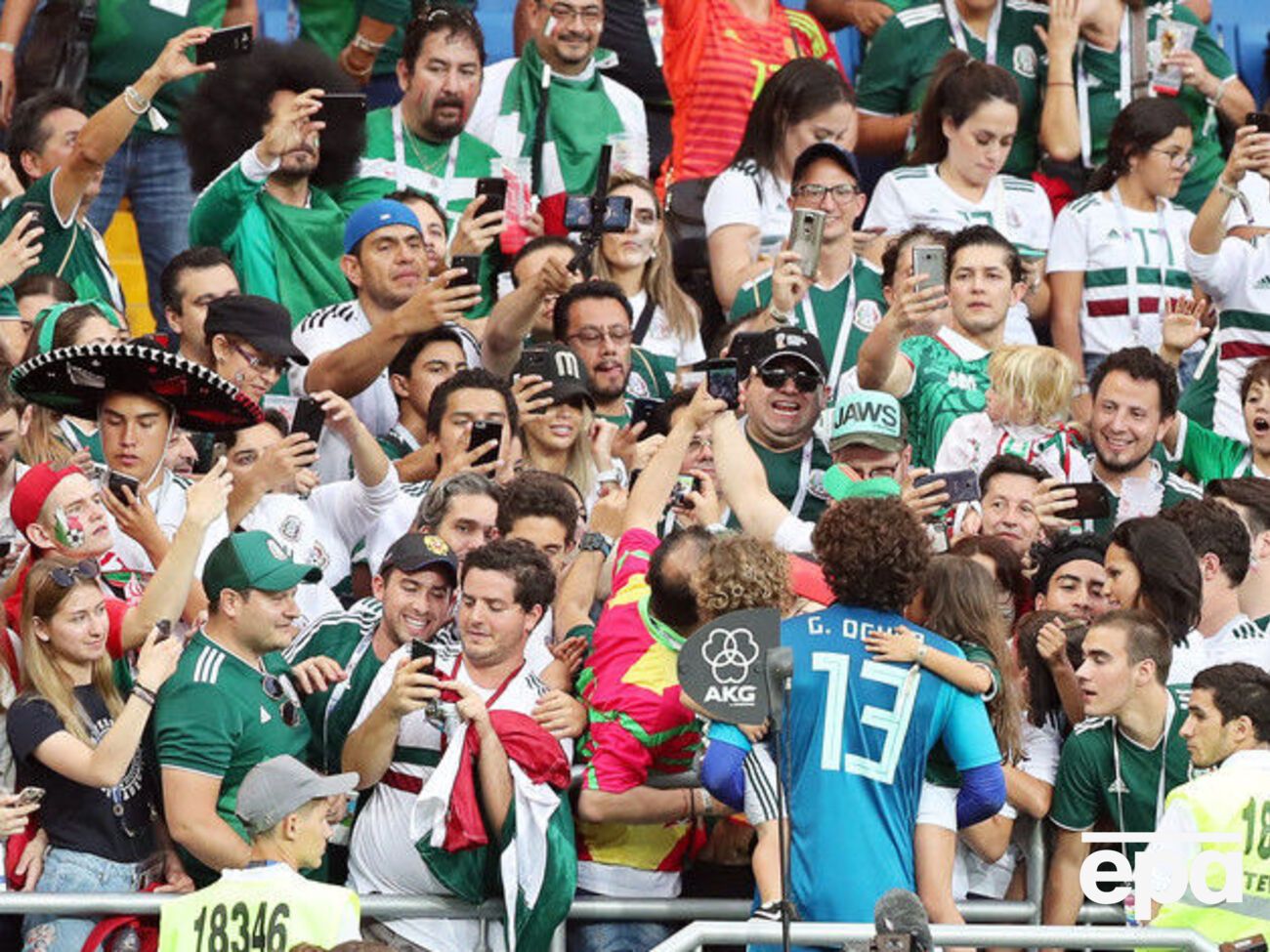 Сборная Мексики выиграла матч, во время которого убили болельщиков