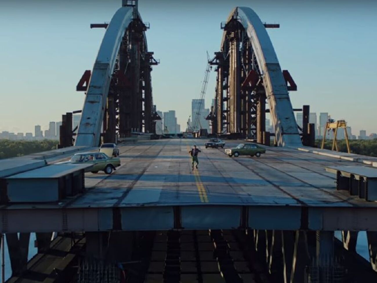 Ролик знімали на тлі недобудованого мосту