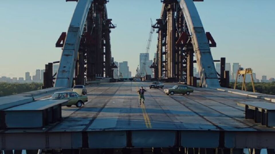 Ролик знімали на тлі недобудованого мосту