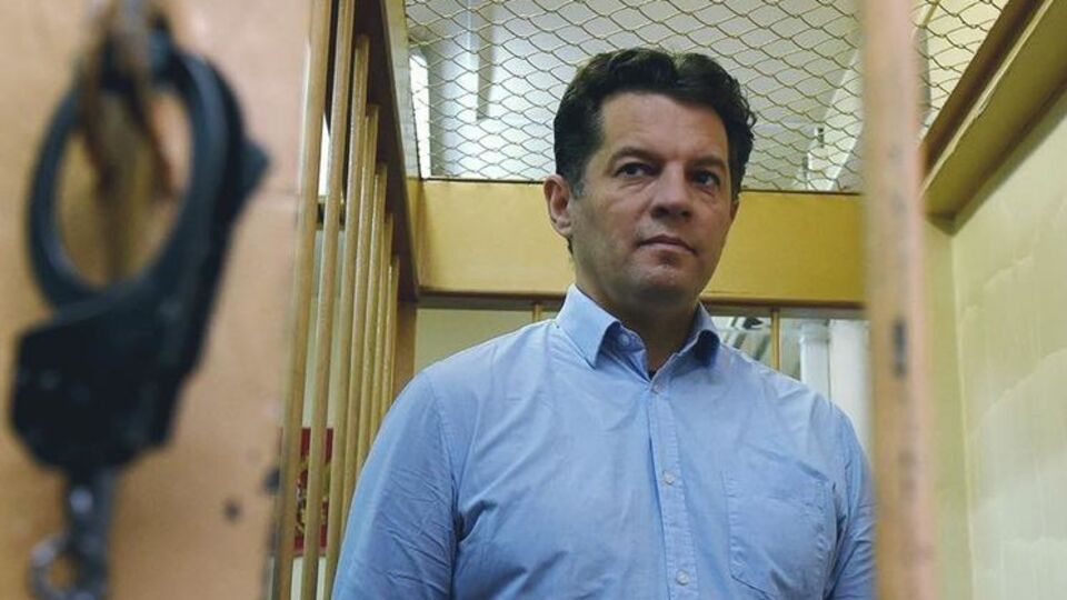 Журналіста Романа Сущенка схопили в Москві і помістили у лефортовський ізолятор у вересні 2016-го. На початку червня 2018 року російський суд засудив його до 12 років суворого режиму за нібито "шпигунство" на користь України