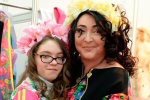 Лоліта: В особі моєї коханої донечки вітаю всіх дітей, батьків і вчителів із випускними балами!