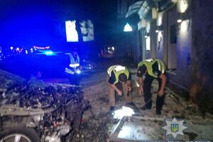По данным правоохранителей, к передней части авто прикрепили взрывной устройство