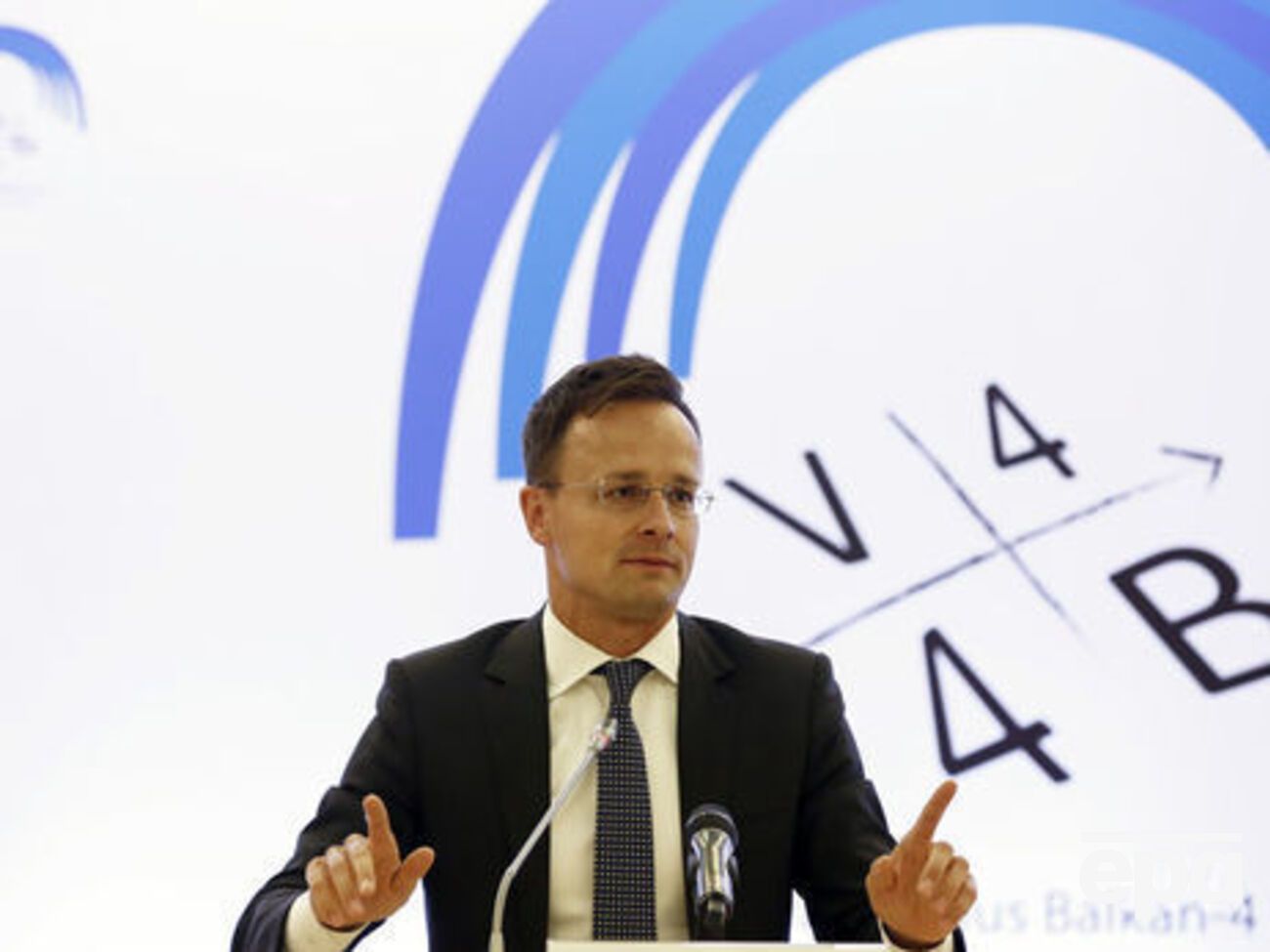 Сийярто отметил, что украинское правительство "должно прийти к согласию с венграми в Украине"