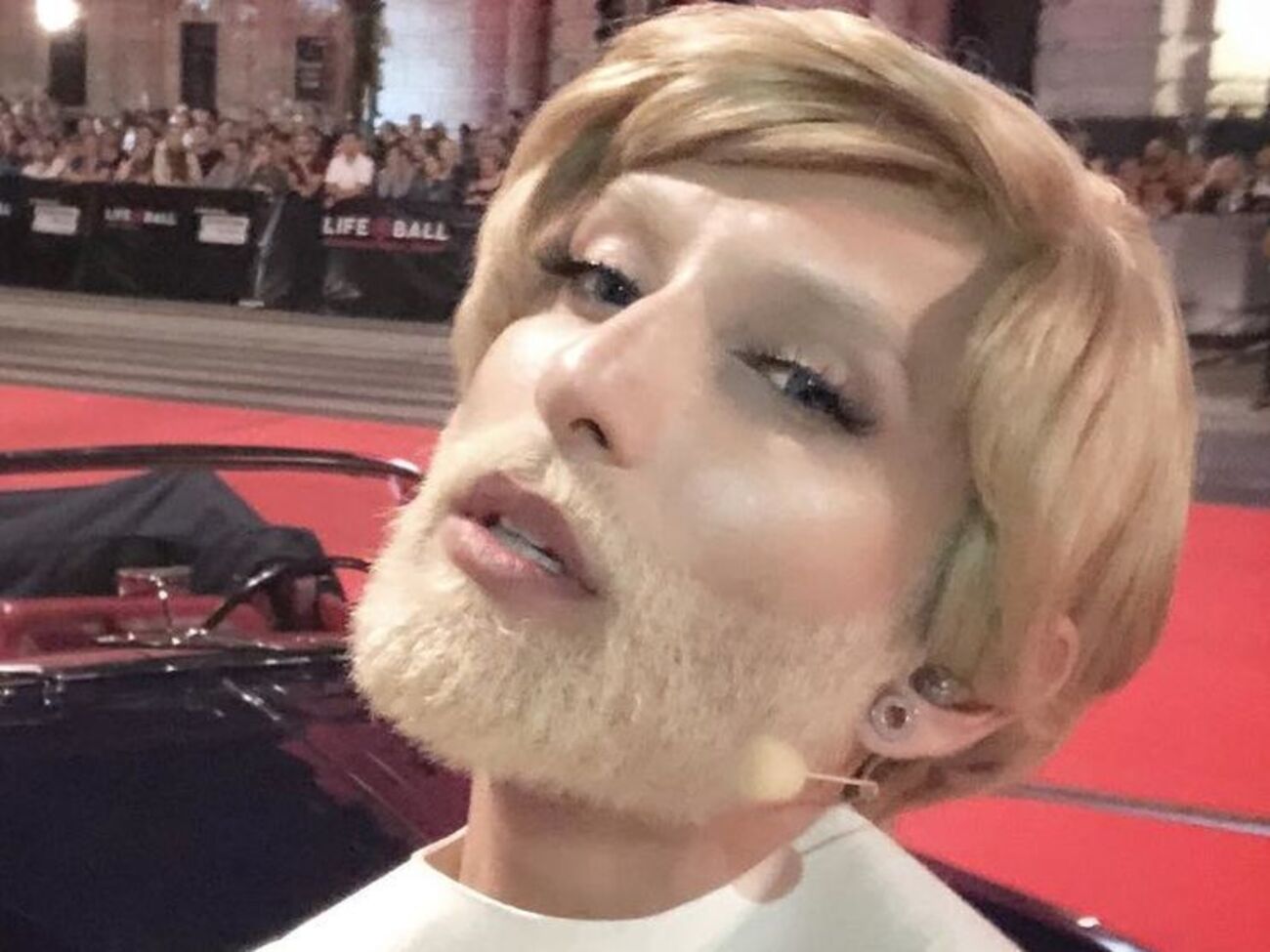 Нойвирт экспериментирует с внешностью